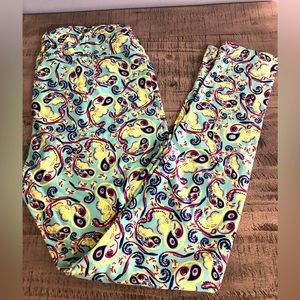LuLaRoe tall curvy paisley print leggings.